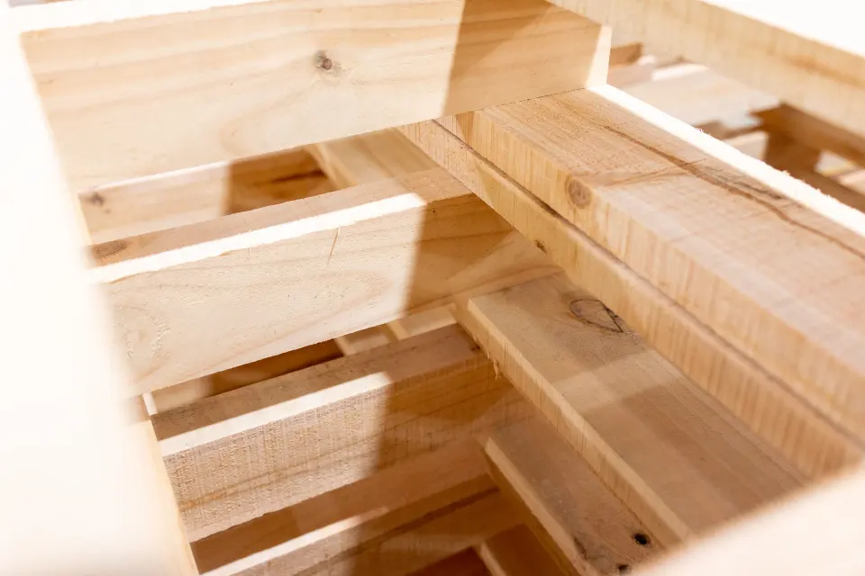 Detalle de la construcción de un pallet de madera Madesan