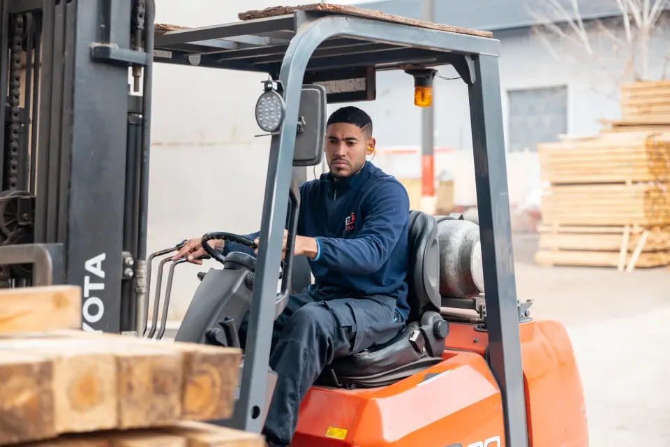 Operador Madesan preparando el traslado de pallets en planta