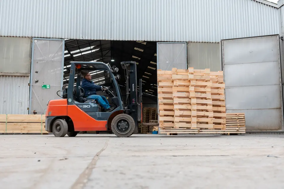 Carga de pallets en la planta de Madesan en Quilicura