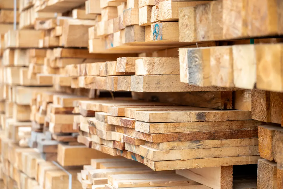 Madera apilada para fabricación en la planta de Madesan
