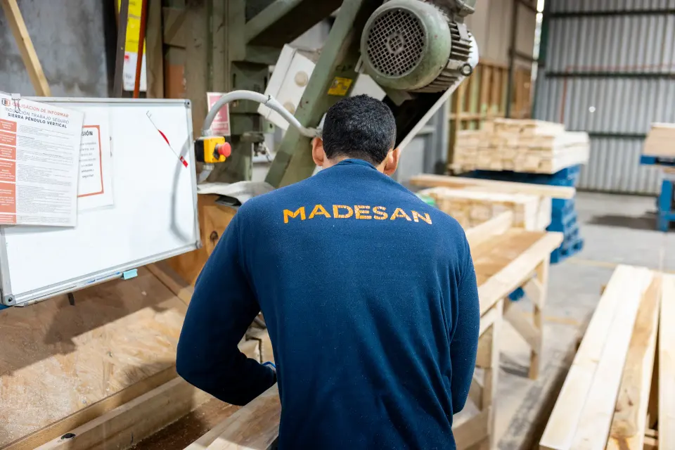 Equipo Madesan trabajando en la fabricación de madera a medida