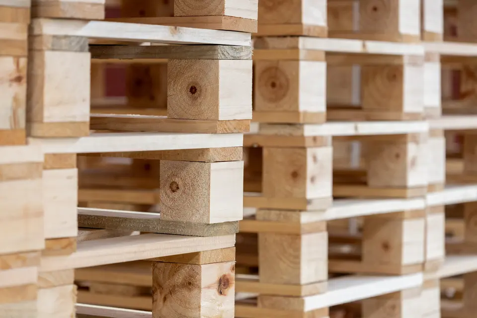 Pallets de madera apilados en la planta de Madesan